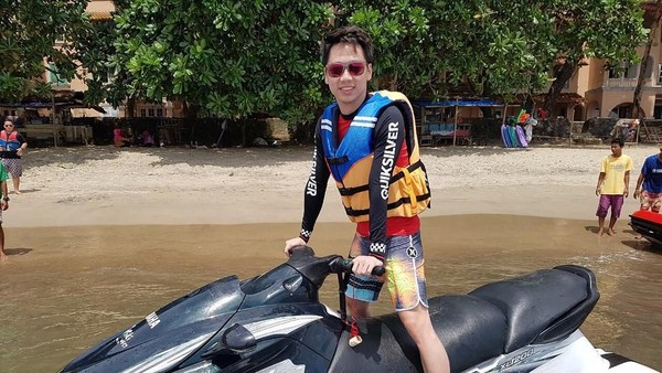 Kevin Sanjaya Main Badminton Itu Biasa, Ini Gayanya Main Jet Ski