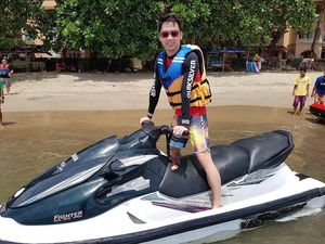Kevin Sanjaya Main Badminton Itu Biasa, Ini Gayanya Main Jet Ski