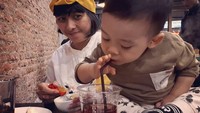 Tak hanya bersama rekan kerja, Angga juga kerap kulineran bareng keluarganya. Begini nih hasil jepretan Angga saat ia dan keluarga kecilnya makan di China Town, Bangkok. Gemasnya! Foto: Instagram anggasasongko