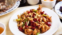Kung Pao Chicken juga enak dibuat kering, tanpa kuah saus yang berlebih. Tekstur ayam jadi lebih renyah, dan rasa pedas dari irisan cabe jadi lebih menonjol. Foto: Instagram @shunyuanxiaoguan.