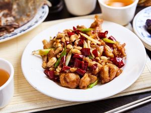 10 Kung Pao Chicken yang Pedas Gurih Ini Cocok Untuk Makan Siang