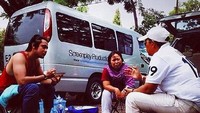 Disela-sela sibuknya Kriss di lokasi syuting, ia tetap menyempatkan waktu untuk makan siang sederhana dengan air putih. Sambil berbincang dengan kru produksi. Foto: Instagram @krisshatta07