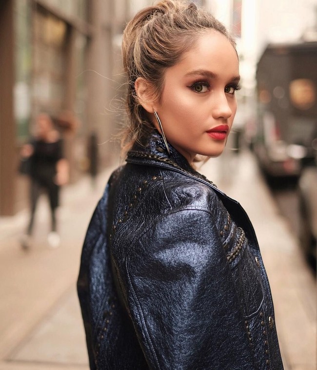Mewakili Indonesia, Cinta Laura diundang untuk menghadiri fashion show Coach yang menjadi bagian New York Fashion Week 2019. Aktris yang telah merambah Hollywood itu pun tentu hadir dengan tampilan stylish. Foto: Instagram @claurakiehl