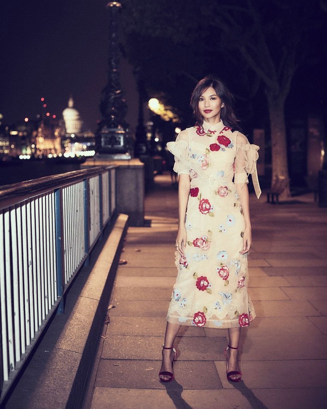 Hadir di screening Crazy Rich Asians di Inggris, beberapa waktu lalu, Gemma tampil feminin berbalut gaun tulle rancangan Simone Rocha. Sementara sepatu strap merah datang dari koleksi Jimmy Choo. Foto: Instagram