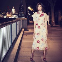 Hadir di screening Crazy Rich Asians di Inggris, beberapa waktu lalu, Gemma tampil feminin berbalut gaun tulle rancangan Simone Rocha. Sementara sepatu strap merah datang dari koleksi Jimmy Choo. Foto: Instagram