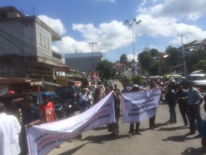Demo soal Tanah Adat, Warga Blokade Jalan Sudirman Ambon