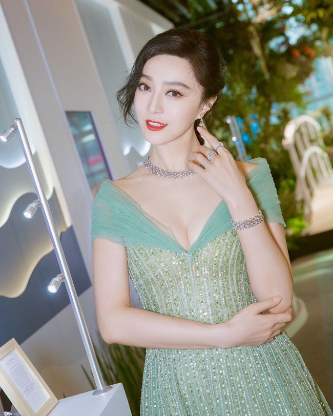 Seperti dilaporkan Independent UK, Fan Bing Bing baru-baru ini mendapat nilai ‘0’ dari sebuah riset yang dilakukan lembaga sosial China terkait tanggungjawab sosial selebriti. Dari 100 selebriti yang dinilai, dia berada di urutan terakhir. Foto: Getty Images