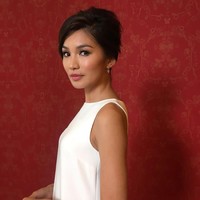 Gemma Chan menjadi pemeran Astrid Leong Teo, wanita dari keluarga kaya raya, sepupu Nick Young di Crazy Rich Asians. Sosok Astrid mencuri perhatian karena pembawaan dan gayanya yang super elegan. Bagaimana gaya sang pemerannya, Gemma, di dunia nyata? Foto: Vogue