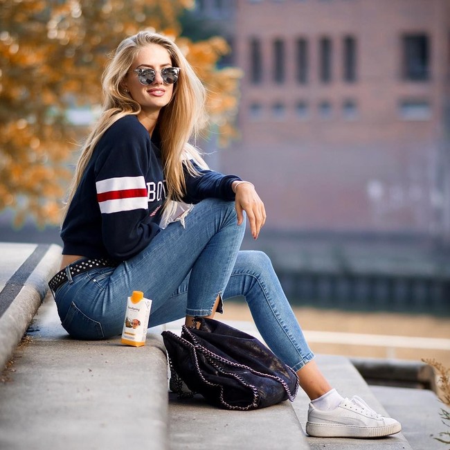 Gaya Alica saat tampil kasual dengan jeans dan sneaker yang tampil memikat. Foto: Instagram