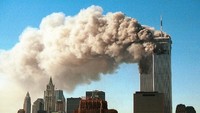 Asap tebal juga membubung tinggi. Robert Giroux/Getty Images.