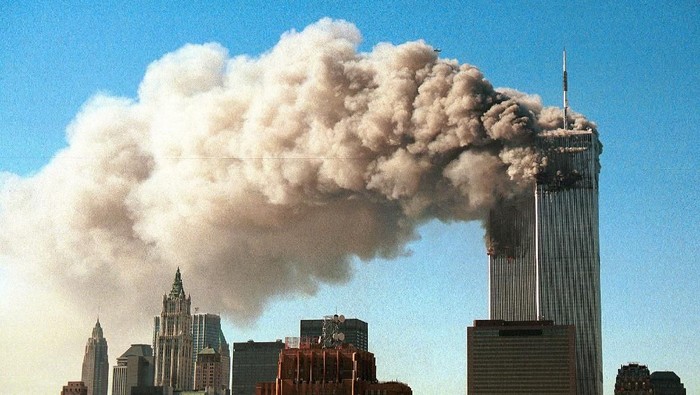 Menara kembar World Trade Center (WTC) ambruk dan rata dengan tanah usai dihantam dua pesawat yang dibajak Al-Qaeda. Peristiwa itu terjadi tepat 17 tahun lalu.