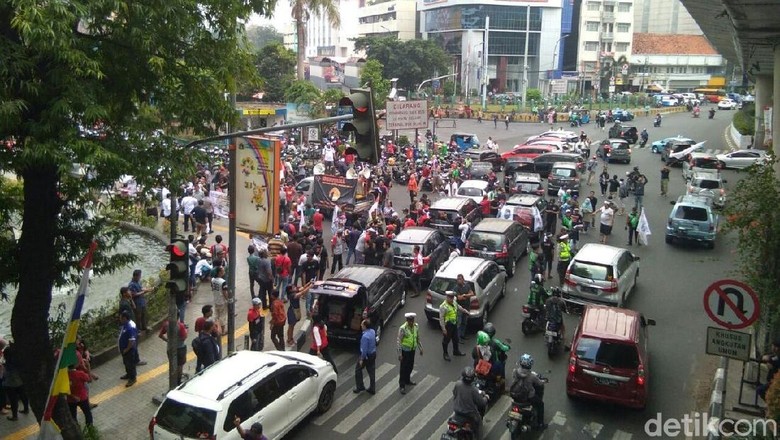 Massa Demo Kantor Go-Jek, Lalin Blok M Arah Senayan Macet Massa Demo Kantor Go-Jek, Lalin Blok M Arah Senayan Macet