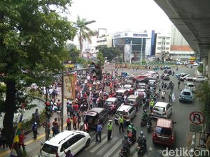 Ditemui Manajemen dan Kemenhub, Driver yang Demo Kantor Go-Jek Bubar