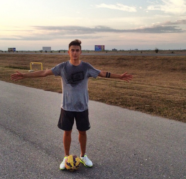Kedekatan Pesepakbola Argentina Paulo Dybala dengan sang Bunda