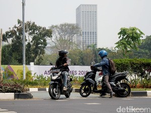 Ugal-ugalan! Angkot Seruduk Pemotor