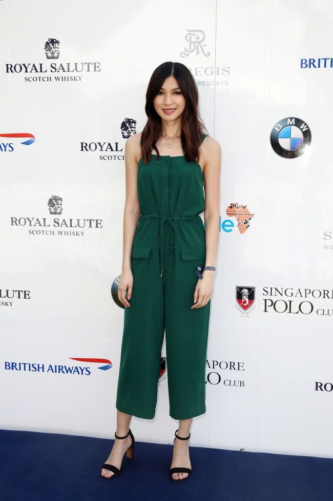 Gemma Chan tampil kasual dengan jumpsuit hijau emerald. Selain aktif main film dan serial TV, wanita 36 tahun ini juga pernah membintangi sejumlah pertunjukan teater. Foto: Getty Images