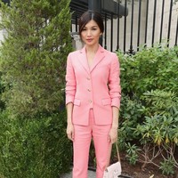 Kepopuleran Crazy Rich Asians mengantarkan para bintangnya ke hajatan glamor New York Fashion Week Spring 2019. Gemma Chan, yang berperan sebagai Astrid Young Teo, muncul dalam balutan setelan pink di fashion show Tory Burch, Jumat (7/9/2018). (Foto: Getty Images)