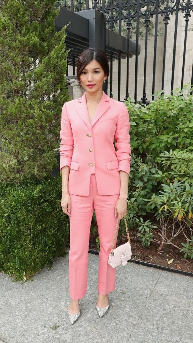 Kepopuleran Crazy Rich Asians mengantarkan para bintangnya ke hajatan glamor New York Fashion Week Spring 2019. Gemma Chan, yang berperan sebagai Astrid Young Teo, muncul dalam balutan setelan pink di fashion show Tory Burch, Jumat (7/9/2018). (Foto: Getty Images)