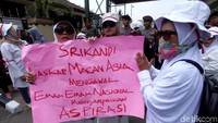 Emak-emak dari Gerakan Emak-emak Peduli Rakyat (Gempur) melakukan aksi demo di depan Mabes Polri, Jalan Trunojoyo, Jakarta, Rabu (12/9/2018).