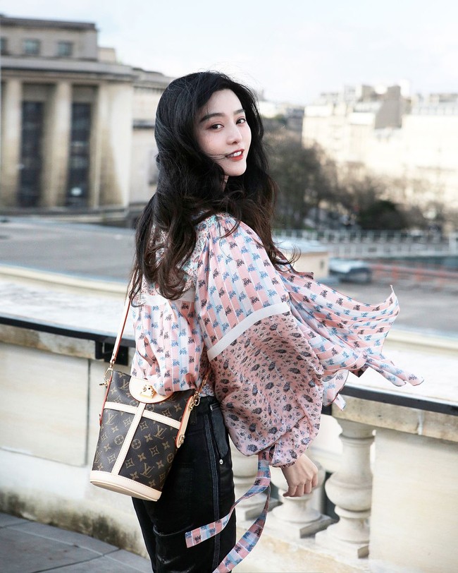 Fan Bingbing juga dikenal sebagai penggemar brand Louis Vuitton. Dalam sejumlah kesempatan, dia kerap menenteng tas Louis Vuitton berharga puluhan juta rupiah. Foto: Getty Images