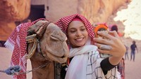 Haifa memang suka traveling. Sebagai selebgram dan youtuber, Haifa menghabiskan waktunya untuk eksplore destinasi cantik seperti Petra di Yordania. (flywithhaifa/Instagram)