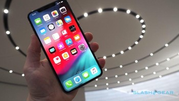 Meski layarnya besar, ukuran bodi iPhone XS Max hanya sedikit lebih besar ketimbang iPhone 8 Plus, sementara iPhone XS yang layarnya hanya 5,8 inch bodinya lebih kecil ketimbang iPhone 8 Plus. Foto: Slashgear