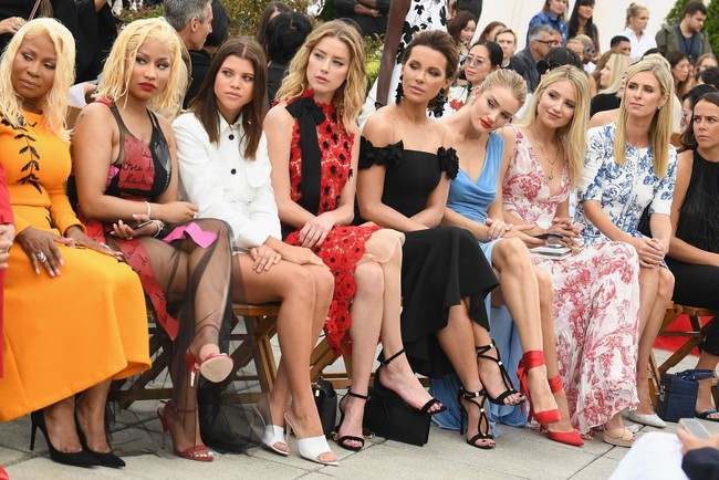 NIcki tak datang sendiri. Ia muncul bersama ibunya, Carol Maraj. Mereka duduk di front row, bersandingan dengan Sofia Richie, Amber Heard, Kate Beckinsale, Rosie Huntington-Whitley, Diana Argon dan Nicky Hilton.  Foto: Getty Images