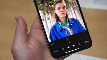 Kamera depannya pun disebut punya kinerja lebih baik dan lebih kencang, namun angka bukaan dan megapixelnya tak mengalami perubahan dibanding iPhone X. Foto: Slashgear
