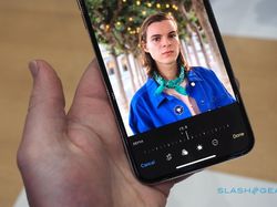 Menggenggam iPhone XS dan iPhone XS Max