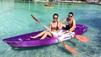 Tak sendirian, Krestle juga kerap berfoto di pantai dengan temannya. Seperti Moana dan Maui, tulis Krestle di Instagram. (Instagram/@krestledeomampo)