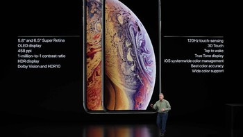 Philip W. Schiller, Senior Vice President Worldwide Marketing Apple, berbicara mengenai iPhone XS dan XS Max dalam acara peluncurannya di Steve Jobs Theatre di markas besar Apple. Foto: Reuters