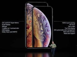 Menggenggam iPhone XS dan iPhone XS Max