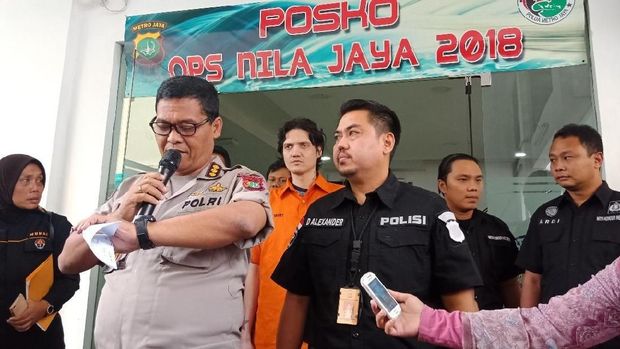 Ekspresinya datar ketika ditanya wartawan