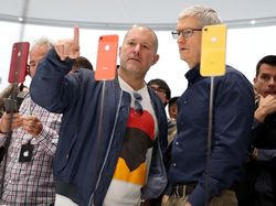 Penampakan Bos Apple Inspeksi iPhone Murah