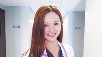 Kenalan yuk dengan Krestle Lailene Deomampo, mahasiswa sekolah kedokteran di Davao, Filipina yang viral di media sosial beberapa waktu lalu. Kecantikannnya bikin gagal fokus saat sedang menyunat pasiennya. (Instagram/@krestledeomampo)