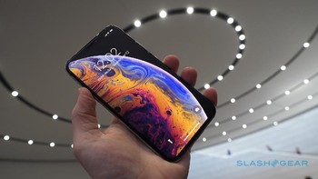 Wujud iPhone XS maupun XS Max tidak banyak berbeda dibandingkan dengan iPhone X. Foto: Slashgear