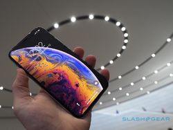 Menggenggam iPhone XS dan iPhone XS Max