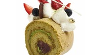 Matcha swiss roll di Dua Bakers 88 ini berbeda dari yang lain. Ada tambahan pasta kacang merah yang manis dan buah berry sebagai hiasan topping. Untuk kue berukuran 22 cm dikenakan tarif sebesar Rp.409.000. Foto: Istimewa