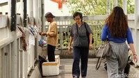 Sebagian pedagang mengikat barang dagangan di pagar JPO.