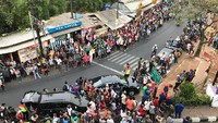 Seorang saksi, Yulianty Batubara, mengatakan banyak warga yang menyaksikan proses evakuasi Agustinus. Kemacetan sempat terjadi di Perempatan Pasar Rebo karena pengguna jalan banyak yang memarkirkan kendaraan di tepi jalan. (Foto: Yuliaty B)