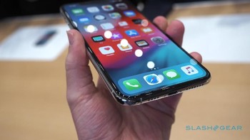 Apple pun menambahkan fitur yang sebelumnya belum pernah ada pada iPhone, yaitu dukungan dua kartu SIM yang terdiri dari sebuah kartu SIM fisik, dan sebuah e-SIM. Foto: Slashgear
