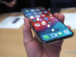 Menggenggam iPhone XS dan iPhone XS Max
