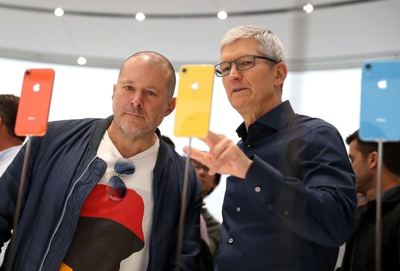 Tim Cook iPhone XR