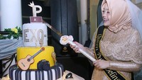 Ini dia kue megah bertuliskan EXO lengkap dengan beberapa miniatur barang-barang kesukaannya saat perayaan ulang tahun ke 17 bulan Mei lalu. Menurutnya, kue ulang tahun ini dibuat sesuai keinginannya. Foto: Instagram putridelinaa