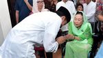 Membandingkan Momen Cium Tangan Jokowi dan Prabowo