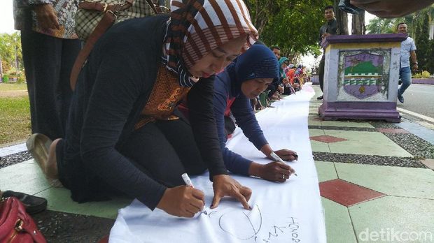 Aksi Cap Jari Darah Honorer K2 Ciamis Tolak Tes CPNS Umum