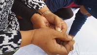 Aksi itu dilakukan sebagai simbol honorer K2 Ciamis akan terus berjuang sampai titik darah habis.