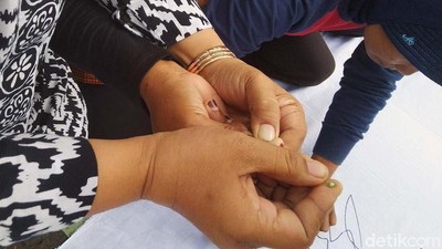 Aksi Cap Jempol Darah Tolak Tes CPNS Umum