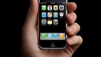 Inilah awal mula dari semuanya. iPhone generasi pertama dipasarkan 29 Juni 2007 dan diakhiri dukungannya pada 20 Juni 2010. Sempat dinilai takkan laku oleh beberapa pihak, ponsel ini nyatanya merevolusi industri ponsel. Foto: Apple