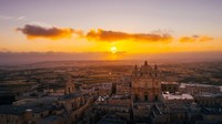 Keindahnnya pun semakin menjadi ketika sunrise. Sayang, Indonesia tak memperbolehkan warganya memiliki kewarganegaraan ganda (@visitmalta/Instagram)